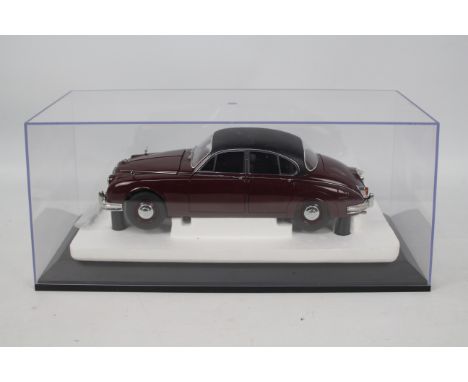 Model Icons - A 1:18 scale Inspector Morse Jaguar Mark II model in a Perspex display case. The car appears in Mint condition 