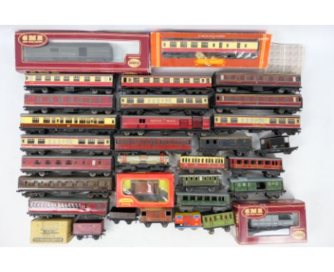 Hornby - Hornby Dublo. 31 loose and boxed OO/HO gauge rolling stock and freight models appearing in a playworn state ranging 