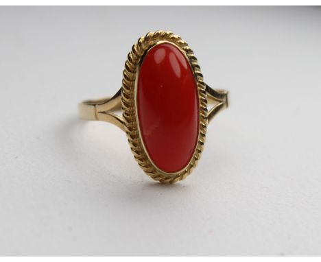 18k Gold &amp; Red Coral Woman's Ring. Stamped (750) inside band. Ring Size: 7.5