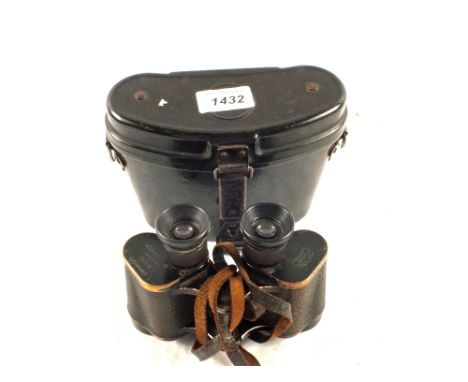 German WWII pair of Carl Zeise Dienstglas 6 x 30 Army binoculars in Bakelite case