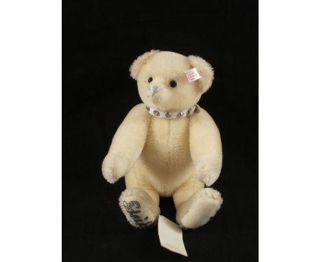 A boxed Steiff white mohair bear 662003