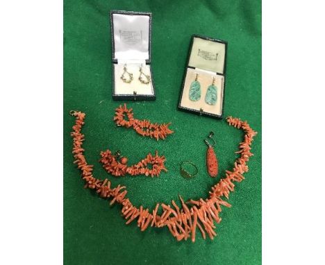 A collection of mainly costume jewellery to include an 18 carat gold signet ring, a pair of peridot and seed pearl earrings, 