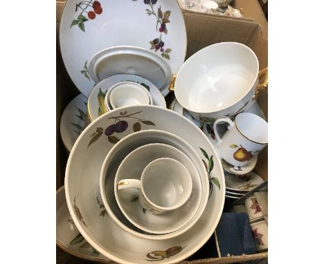 A collection of Royal Worcester Evesham pattern dinner wares