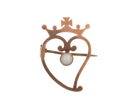 LUCKENBOOTH BROOCH, set with a faux pearl, marked 9CTQty: 2g