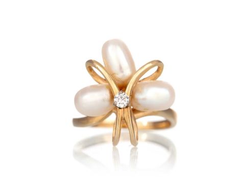 PEARL AND DIAMOND DRESS RING, in an unmarked setting, size HQty: 3g