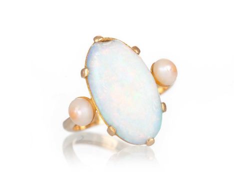 OPAL AND FAUX PEARL RING, set with a cabochon opal flanked by faux pearls, marked 18CT, size LQty: 4.9g