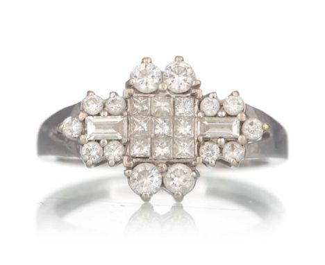 DIAMOND CLUSTER RING, the diamonds totalling approximately 1.00 carat, marked 14KT, size M 1/2Qty: 3.9gGenerally worn. Diamon