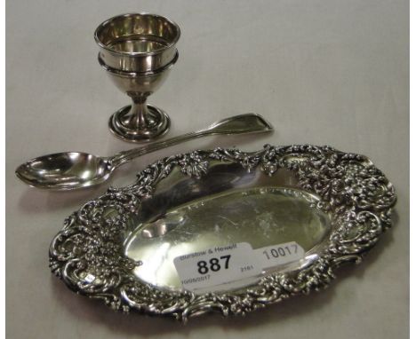 An embossed silver pin tray, a silver egg cup and silver spoon, 3oz