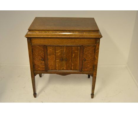 A Colombia Viva-tonal Grafonola oak cabinet gramophone with Colombia no.9 reproducer, speaker vents and cupboards under - W78
