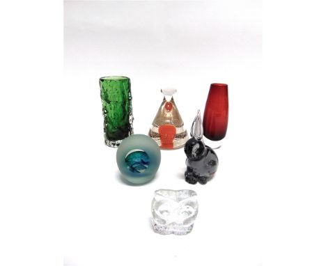 SIX ITEMS OF GLASSWARE  including a Lars Hellsten Skruf glass owl 6cm high, Whitefriars green glass vase 15.5cm high, control