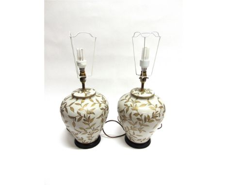 A PAIR OF MODERN CERAMIC TABLE LAMPS  30cm high excluding electrical fittings