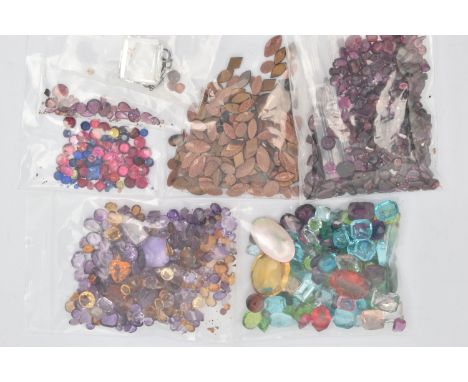 A COLLECTION OF EARLY TO MID 20TH CENTURY LOOSE STONES TO INCLUDE GARNET TOPPED DOUBLETS, PASTE, SANDSTONE, GARNET, AMETHYST 