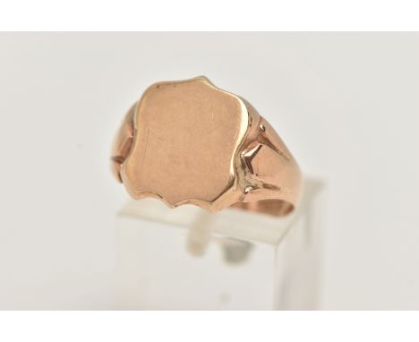 A 9CT GOLD SIGNET RING, yellow gold shield design signet ring, approximate width 14mm, hallmarked 9ct Birmingham, ring size R