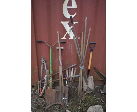 A QUANTITY OF VINTAGE HAND TOOLS, to include shoves, spades, shears, etc (condition report: all appear rusted) (15+)