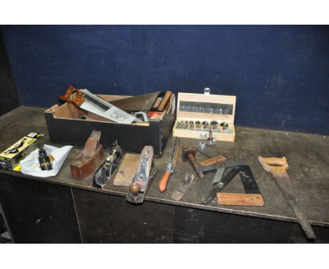 A TRAY CONTAINING CARPENTRY TOOLS including a boxed new Stanley 60 1/2, a No4, a No78, a coffin plane by Sima of London, squa