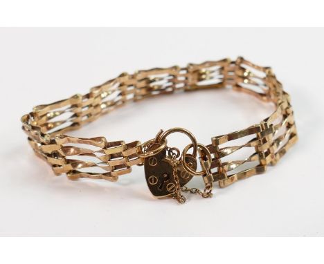 9ct hallmarked gold gate bracelet: Weight 11.7g, some minor denting noted. 