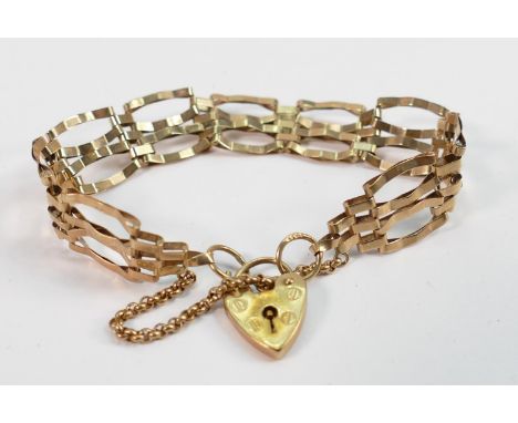 9ct hallmarked gold gate bracelet: Weight 11.g, some minor denting noted. 