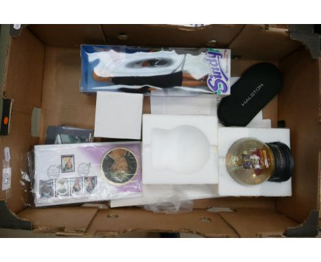 Interesting Concorde related items plus other pieces: Includes Corgi Concorde models boxed, Concorde travel alarm clock made 