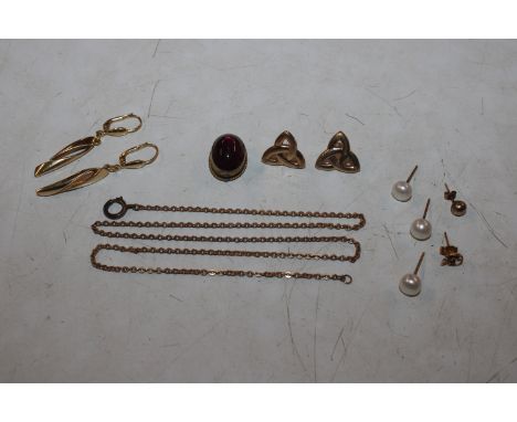 A pair of 9ct gold ear-rings 3.5gms; a pair of yellow metal ear-rings stamped 750, 5gms; a yellow metal chain approx. 3gms; v