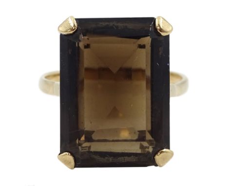 9ct gold single stone rectangular cut smokey quartz ringCondition Report:Approx 5.2gm, size Q-R, head = 18mm x 13mm