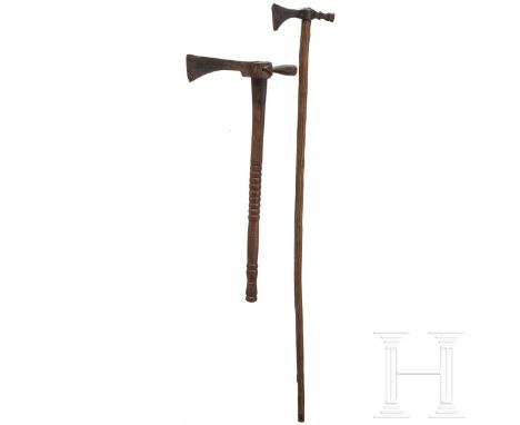 Tomahawk und Axt, 20. Jhdt.  Ein Pfeifentomahawk mit schlankem Axtblatt und rs. Pfeifenkopf sowie hohlem, gedrechseltem Schaf