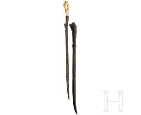 Langes Messer, Südostasien, um 1900 Schlanke, stellenweise etwas narbige Rückenklinge, anthropomorph beschnitzter Griff aus E