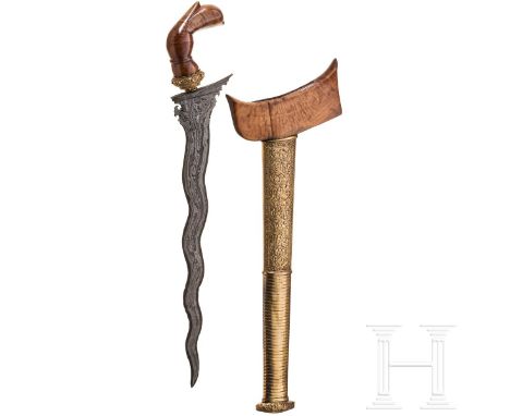 Sulawesi-Kris mit vergoldeter Scheide, Indonesien, um 1900  Leicht gewellte Pamorklinge mit schön geschnittener Wurzel. Griff