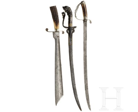 Zwei Kastane, Ceylon, 19. Jhdt. Ein Kastane mit leicht gekrümmter Klinge, am Ansatz mit Messing tauschiert, eisernes, korrodi