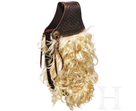 Ein Paar Satteltaschen, USA, 20. Jhdt.  Lederne Satteltaschen, der Überwurf aus geprägtem Leder, Befestigungsriemen an Messin