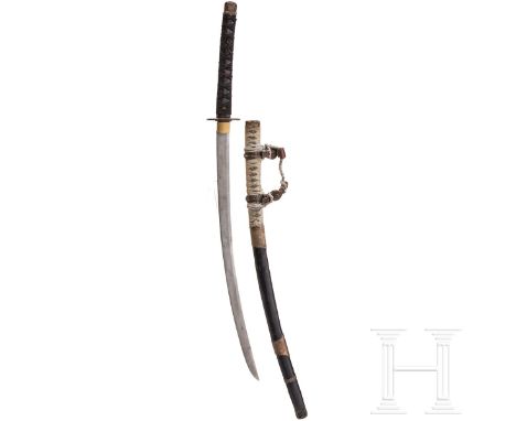 Tachi, Japan, 20. Jhdt.  Klinge Hira Tsukukuri, Torii Zori, Hada und Hamon verschliffen, Messinghabaki, eiserne Sukashi Tsuba