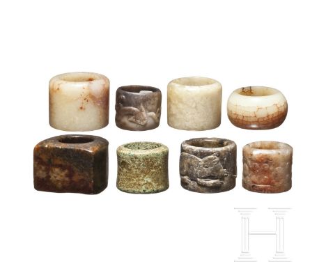 Acht Bogenringe aus Jade und Hartstein, China, Ming-/Qing-Dynastie  Darunter ein Ring aus Jade mit umlaufend geschnittenem, s
