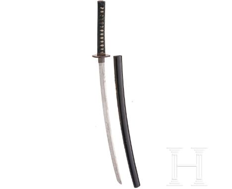 O Wakizashi, Japan, Edo-Periode  Klinge Kanmuri Otoshi Zukuri, Hada verputzt, Hamon verm. Sugu Ha, Kissaki beschädigt, Yokote