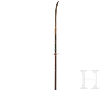 Naginata, Japan, um 1700  Klinge Naginata Tsukuri, beidseitig Naginata Hi mit Rotlack ausgefüllt, gleichmäßig korrodiert, Ham