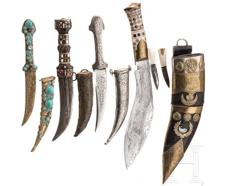 Vier Dolche, Orient und Nepal, 19./20. Jhdt.  Ein kurdischer Kandjar des 19. Jhdts. mit gekrümmter, zweischneidiger Klinge. D