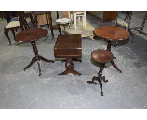 A pair of reproduction mahogany pedestal lamp tables, 20th CenturyEach with a circular top on a baluster shaft with four reed