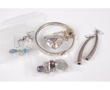 A quantity of modern silver costume jewellery, to include hinged bangle, ear pendants, heart shaped neck pendant etc