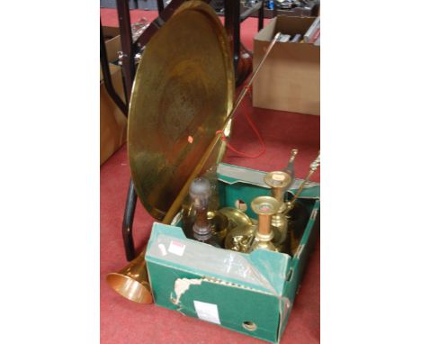 A collection of miscellaneous metalware, to include pair of large turned brass candlesticks, hunting horn, brass tray etc