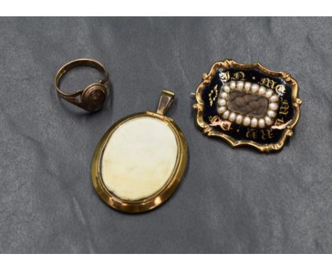 Three pieces of mourning jewellery including an Edwardian 9ct rose gold ring with plaited hair panel bearing inscription insi