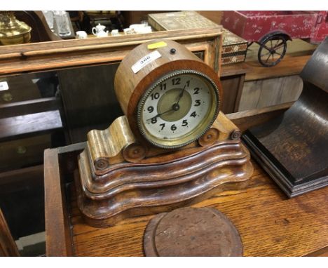 An early 20th Century oak cased mantel clock 