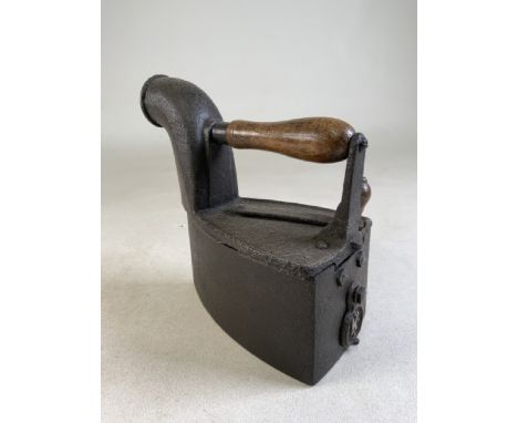 A vintage iron.W:22cm x D:12cm x H:22cm