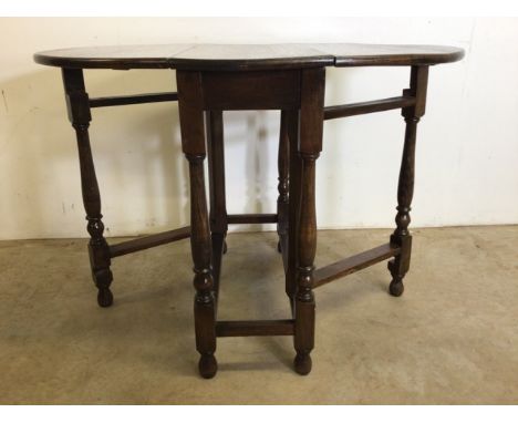 An oak gate leg table. Extended W:100cm x D:74cm x H:71cmW:33cm x D:74cm x H:71cm