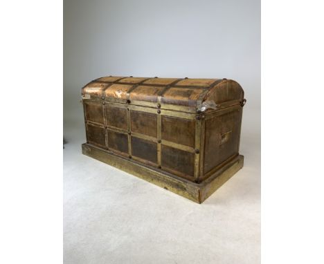 A faux leather and metal framed trunk. W:74cm x D:35.5cm x H:40cm