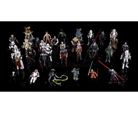 HASBRO - 34 loose assorted figures with various accessories. Good. Dimensions: 10 cm x 4 cm x 3 cm (3.85'' x 1.54'' x 1.15").