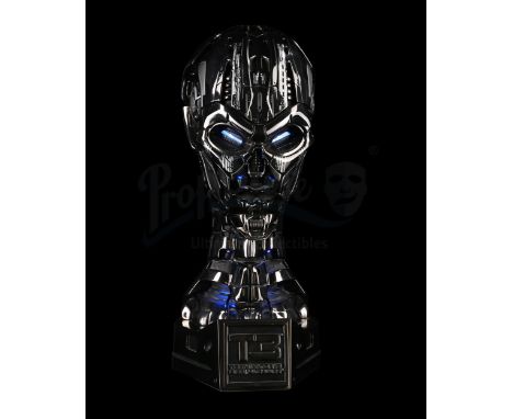 SIDESHOW - Sideshow Collectibles 1:1 replica "Terminatrix Endoskull" Bust. The Endoskull has a black chrome finish and sits o
