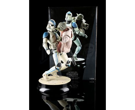 SIDESHOW (2010) - Premium format statue of Yoda and Clone Trooper. Complete with display base. Comes packaged in original box