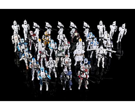 HASBRO - 36 loose action figures in various colour variations, accompanied by multiple weapons. Good. Dimensions: 10 cm x 4 c