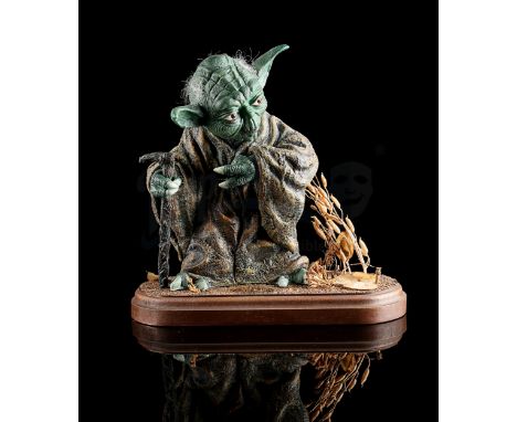SCREAMIN - Screamin produced a Yoda model kit in 1992. Features Jedi staff, hair applied to the head and display base. Comes 
