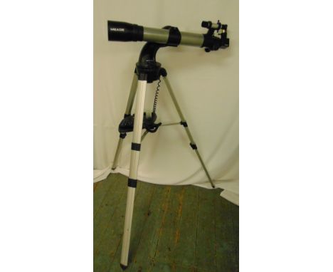 Meade DS-2000 reflecting and retracting telescope on tripod to include lenses