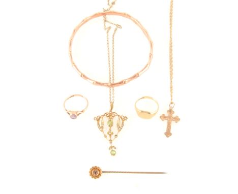 A collection of Edwardian and later jewellery, an Edwardian peridot and seed pearl pendant marked 9ct, a 9 carat rose gold 4.