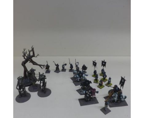 A collection of 184 Lord of the Rings/Fantasy/Wargaming metal/plastic figures - 30 Dunlendings, 8 Huorns and Ent, 20 Wolves a